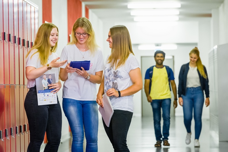 Studierende im S-Gebäude