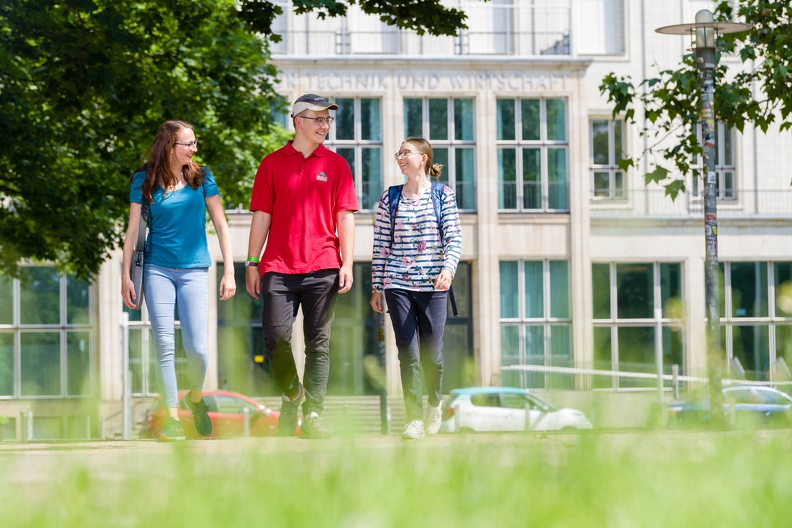 Studierende vor dem Hauptgebäude der HTW Dresden