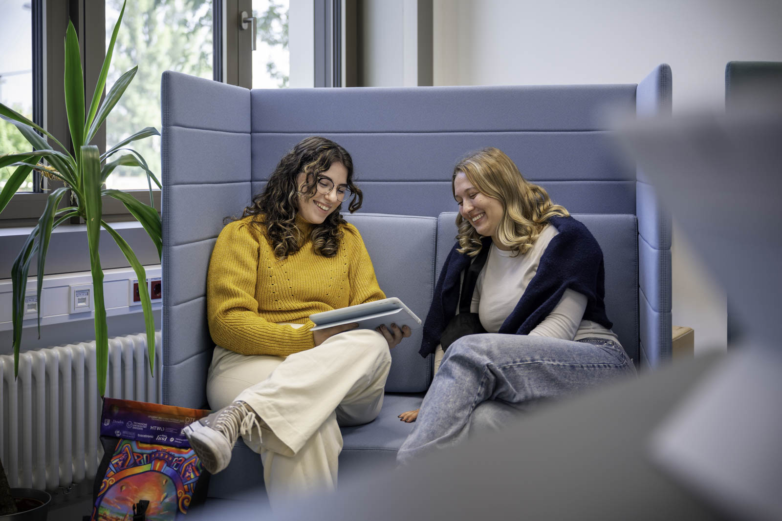 Studierende mit Pad in Lernumgebung