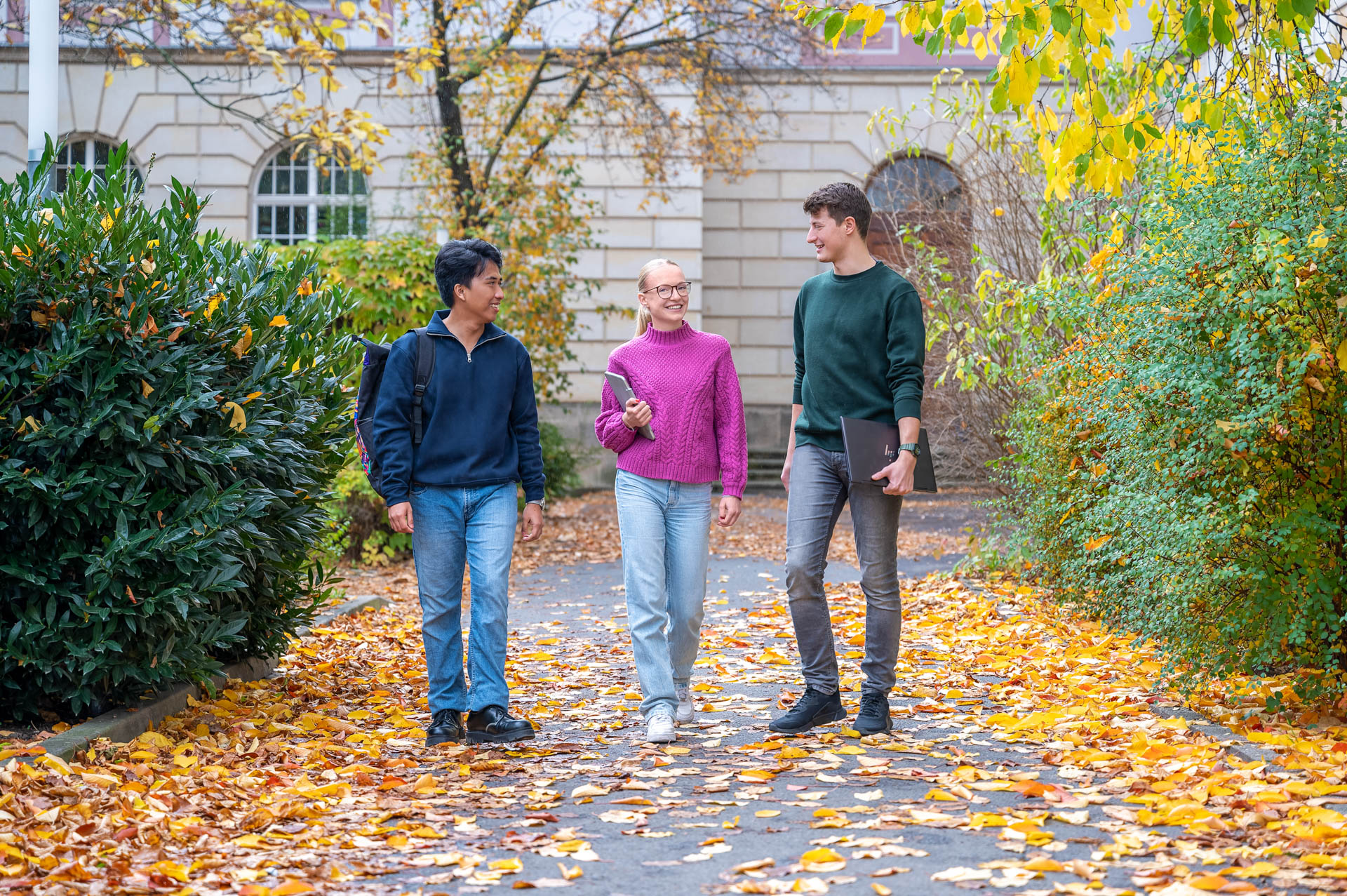 Studierende am Rosengarten der HTW Dresden