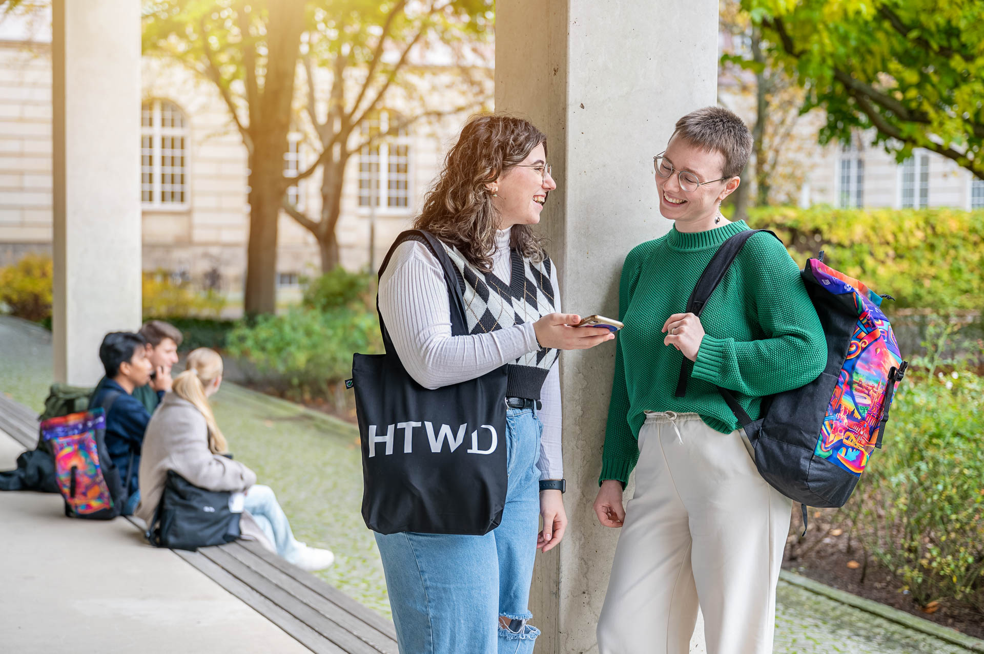 Studierende an der HTW-Bibliothek