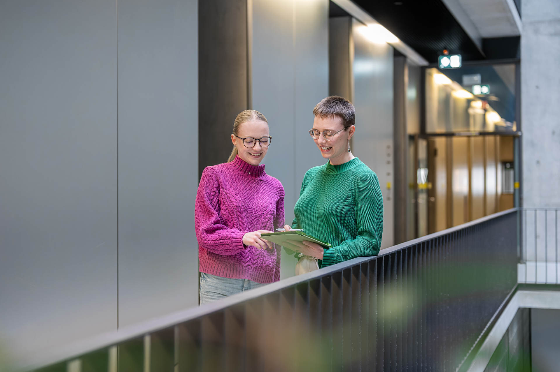 Studierende im N-Gebäude