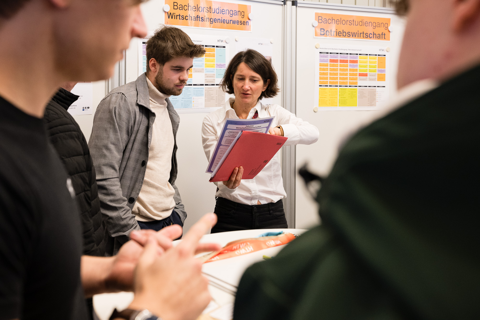 Beratungssituation vor einer Plakatwand