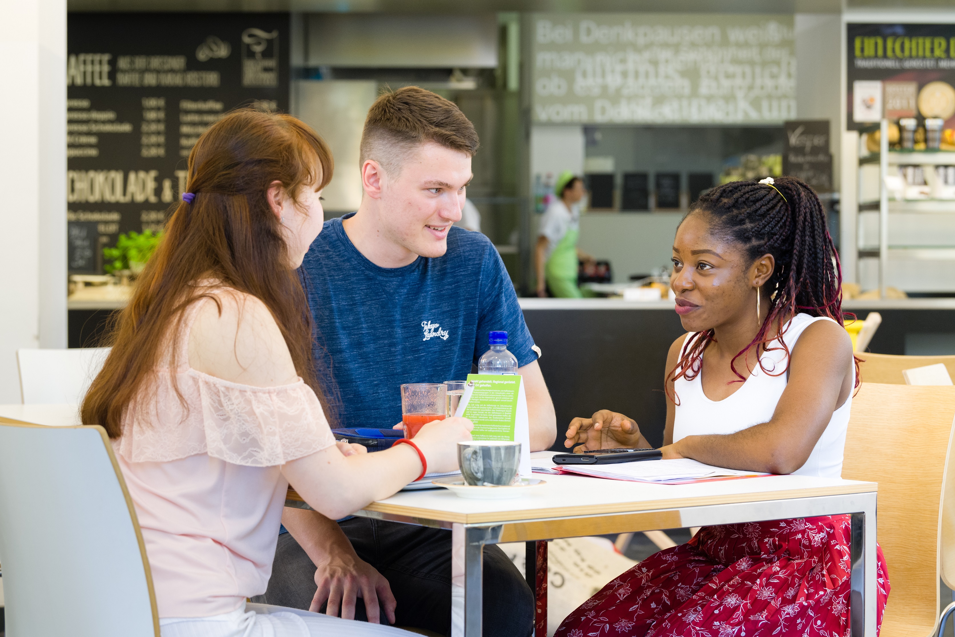 Studierende in der Cafeteria