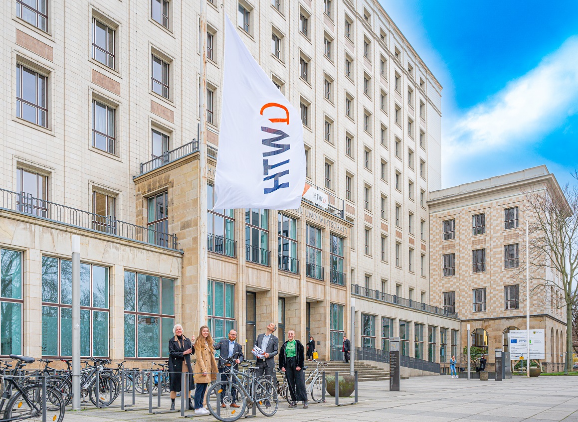 Studierenden vor dem Hauptgebäude der Hochschule