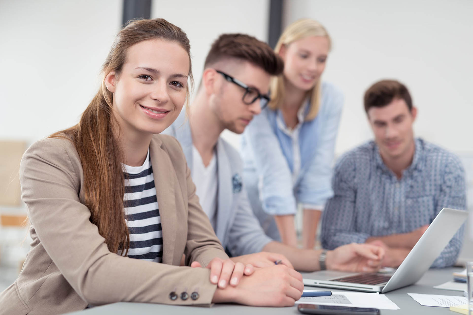 Studenten bei der Gruppenarbeit