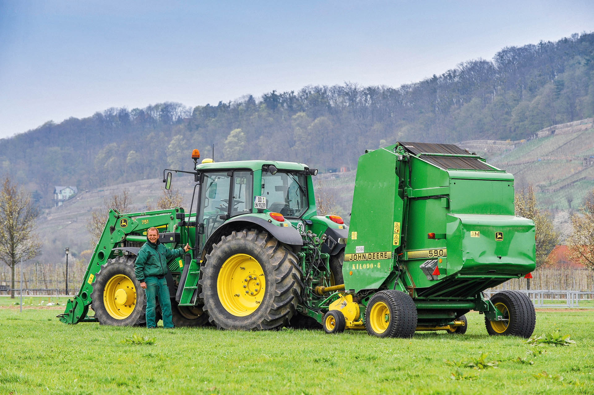 John Deere Traktor mit Rundballenpresse