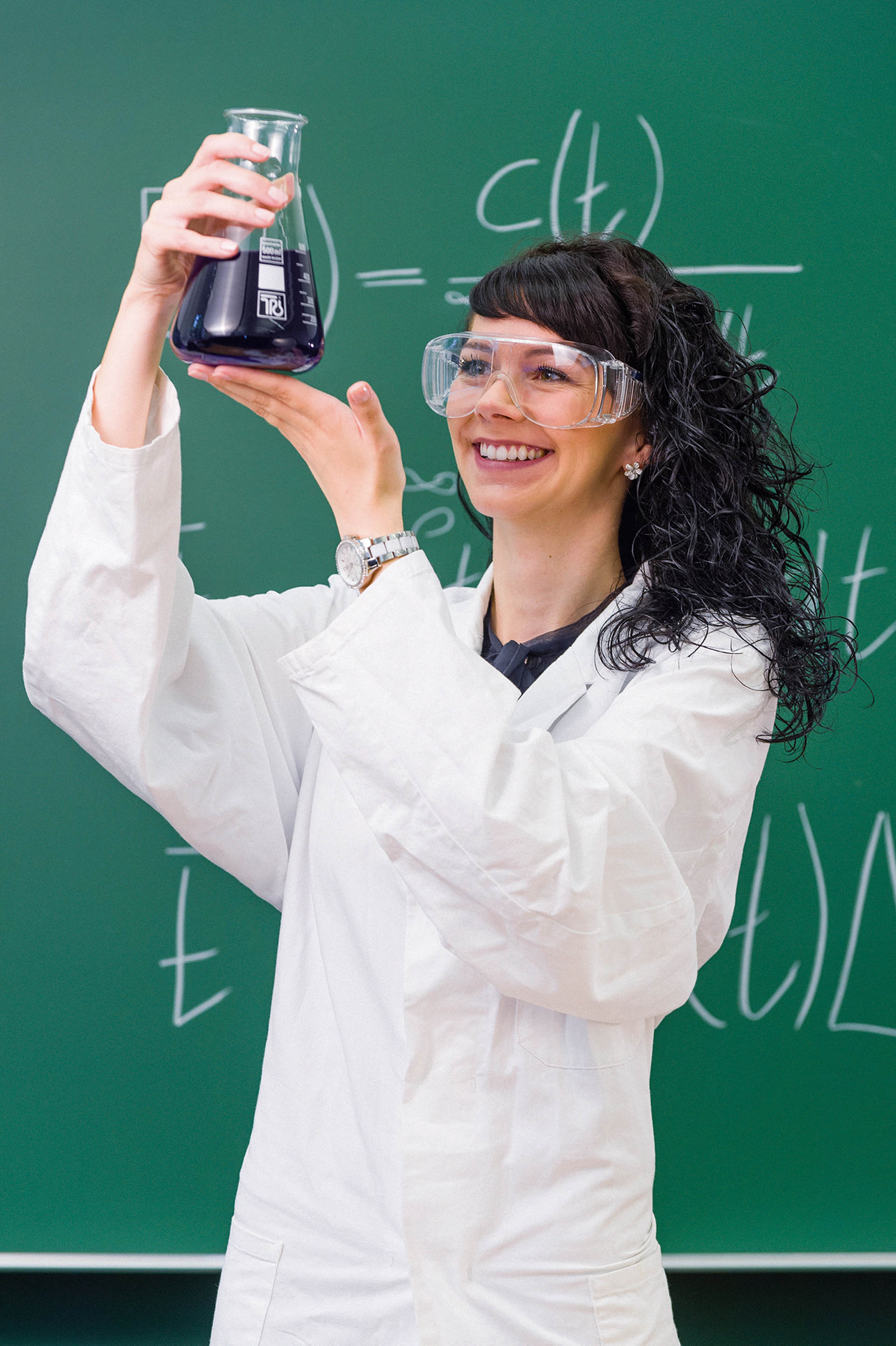 Studentin führt ein Experiment vor