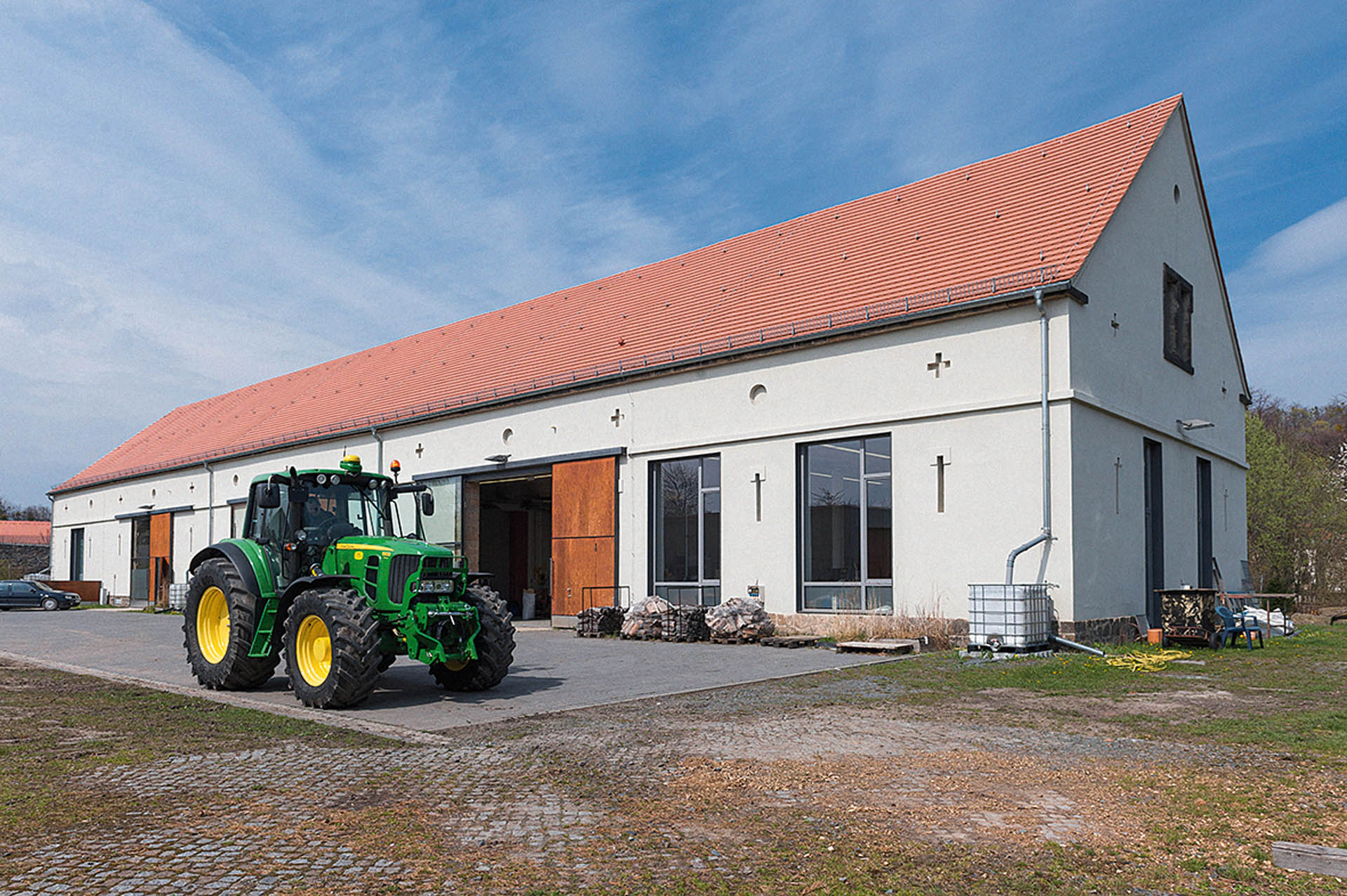 John Deere Traktor vor einem Unterstand