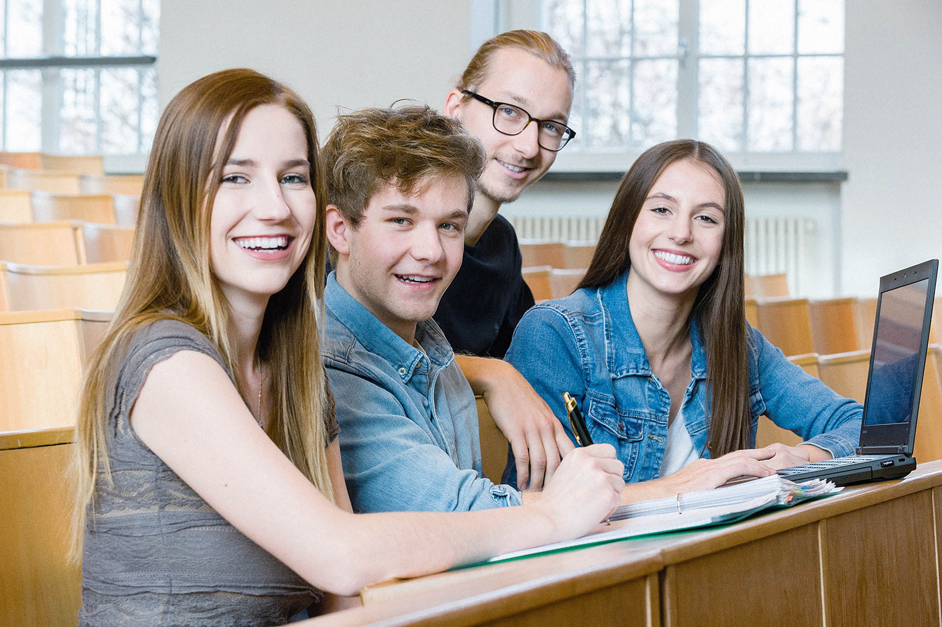 Studenten bei der Gruppenarbeit