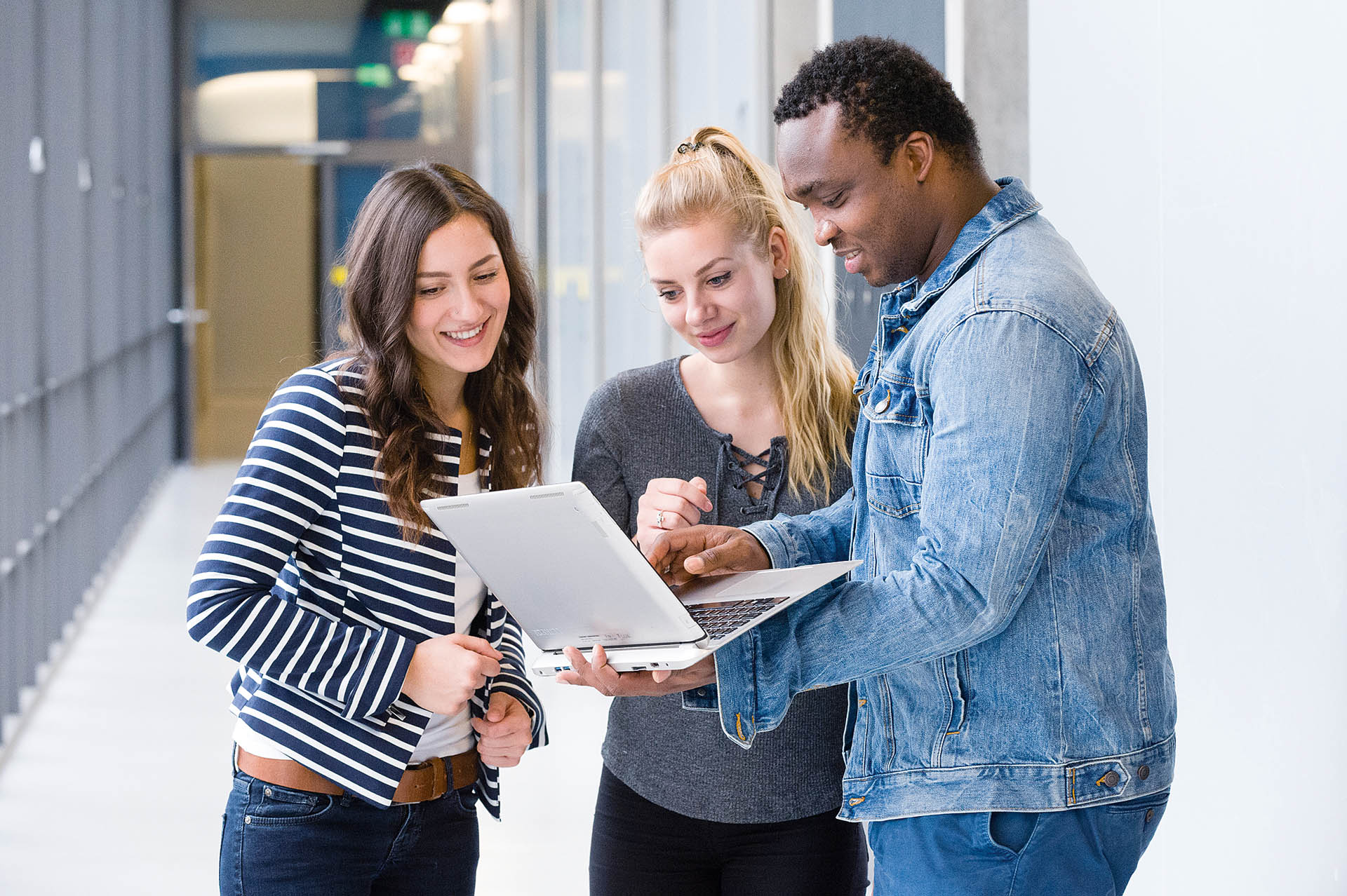 deutsche Studenten beraten einen internationalen Studenten