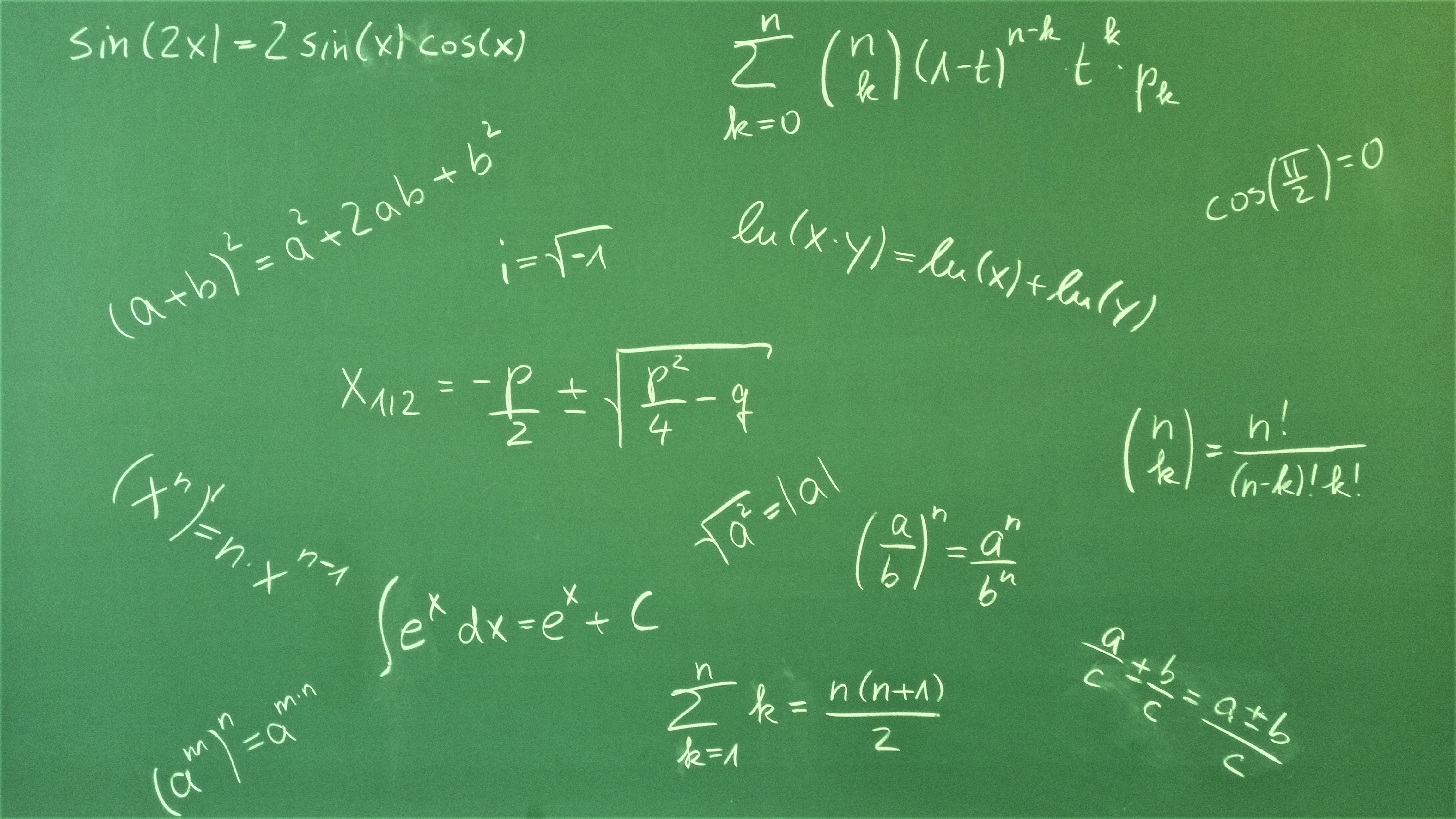 Es werden verschiedene mathematische Formeln angezeigt.