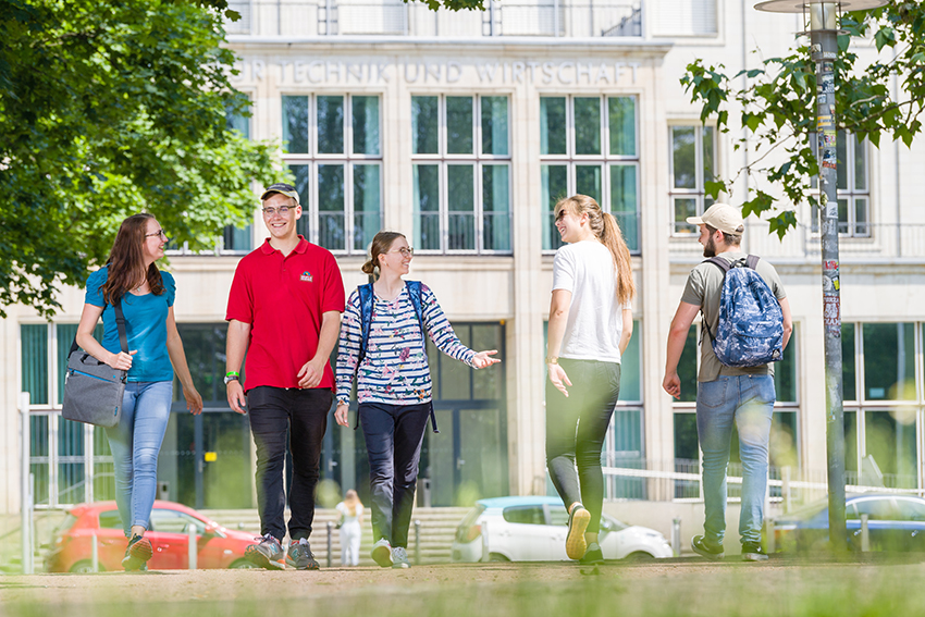 Studierende auf dem Campus