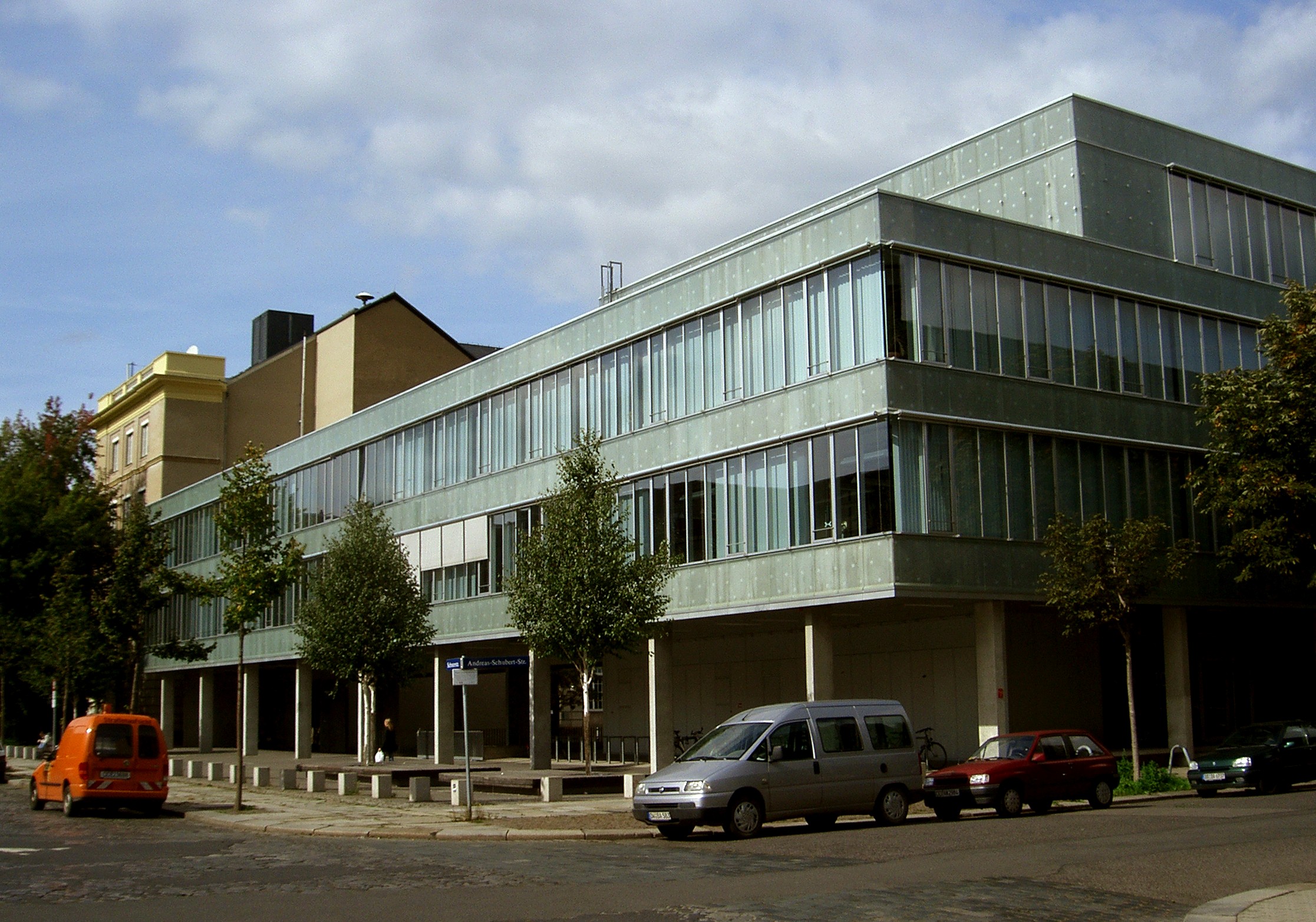 Blick aus südöstlicher Richtung auf die Fassade des N-Gebäudes mit den Physik-Laboren.