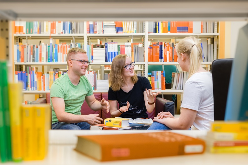 Studierende am Tisch in der Bibliothek