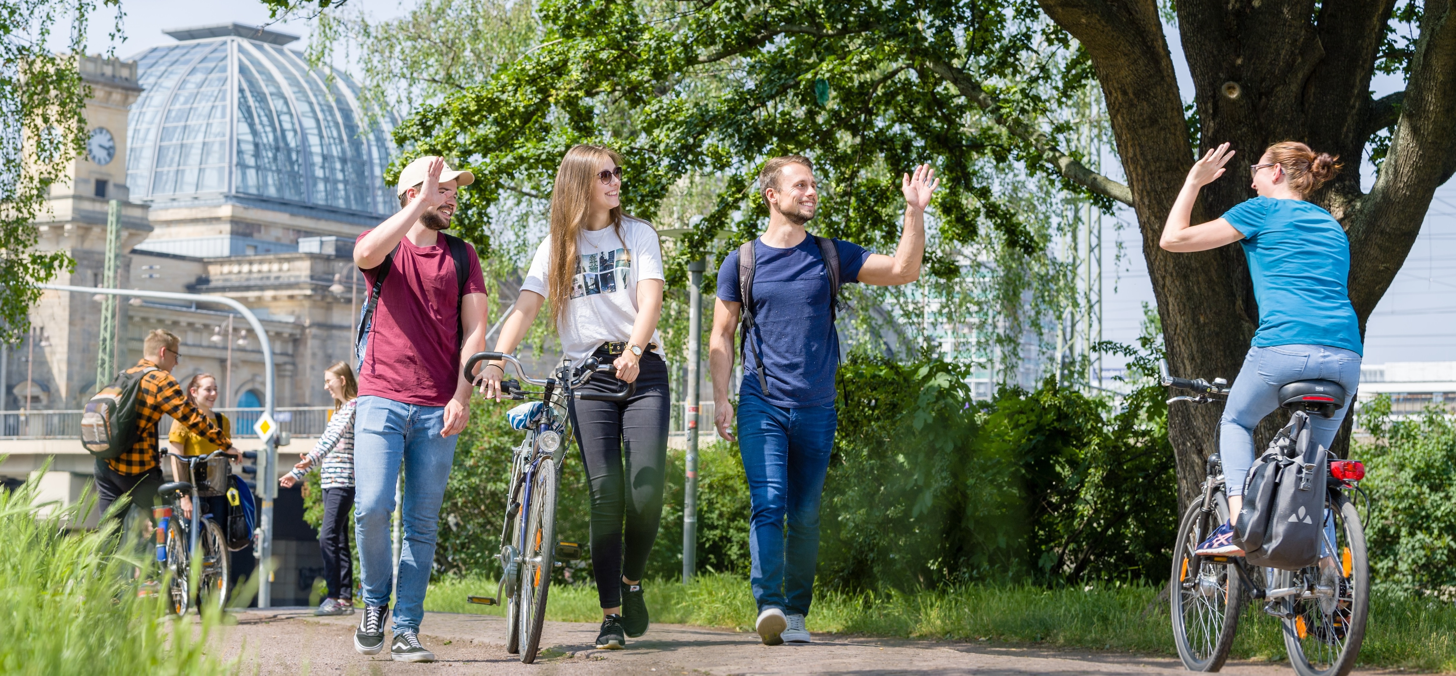 Gruppe von Studierenden begrüßen sich