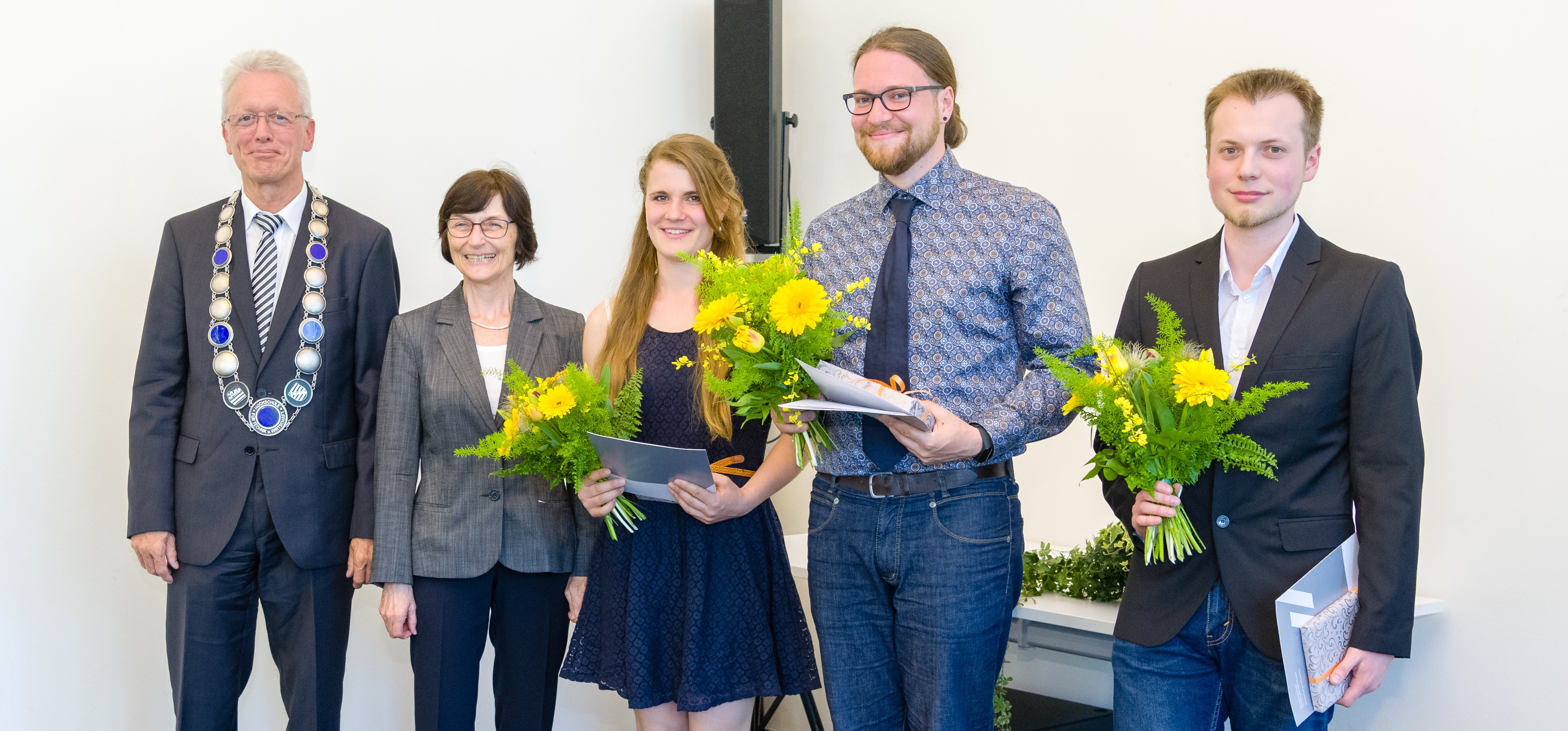 Studierende mit Blumen in der Hand