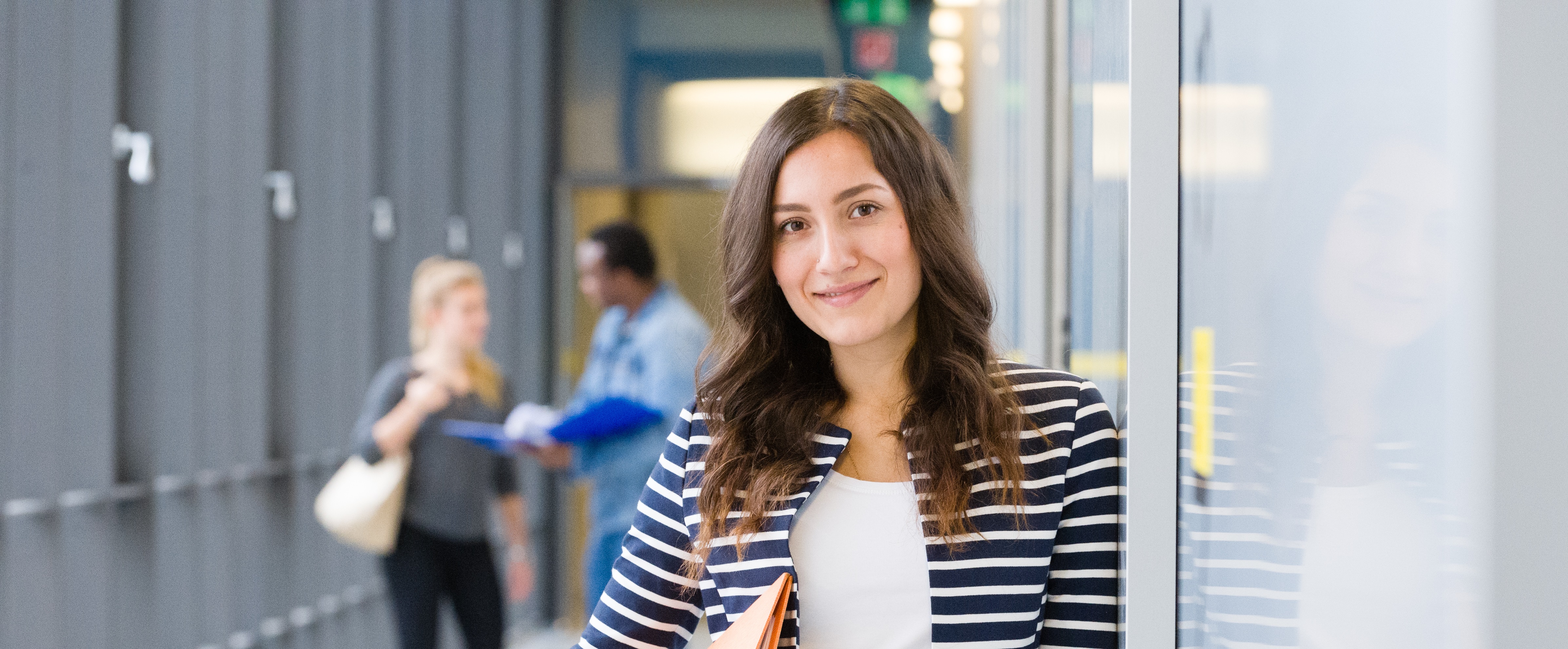 Studentin im Lehrgebäude