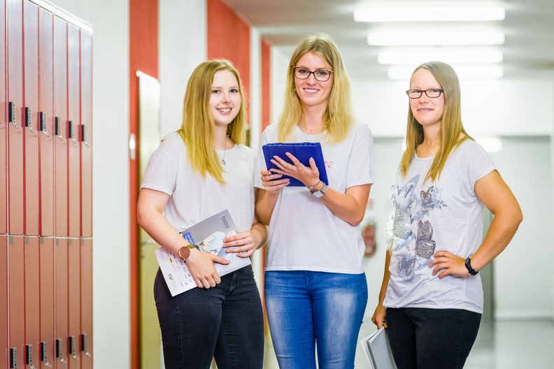 Drei Studentinnen auf dem Gang