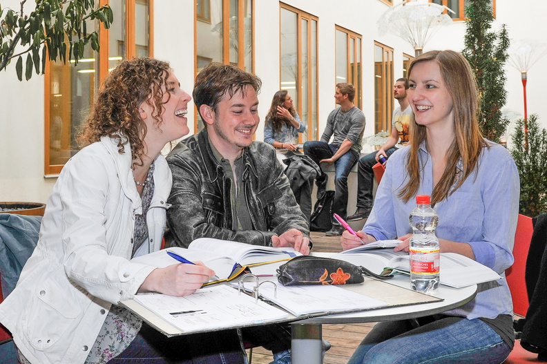 Studierende sitzen am Tisch