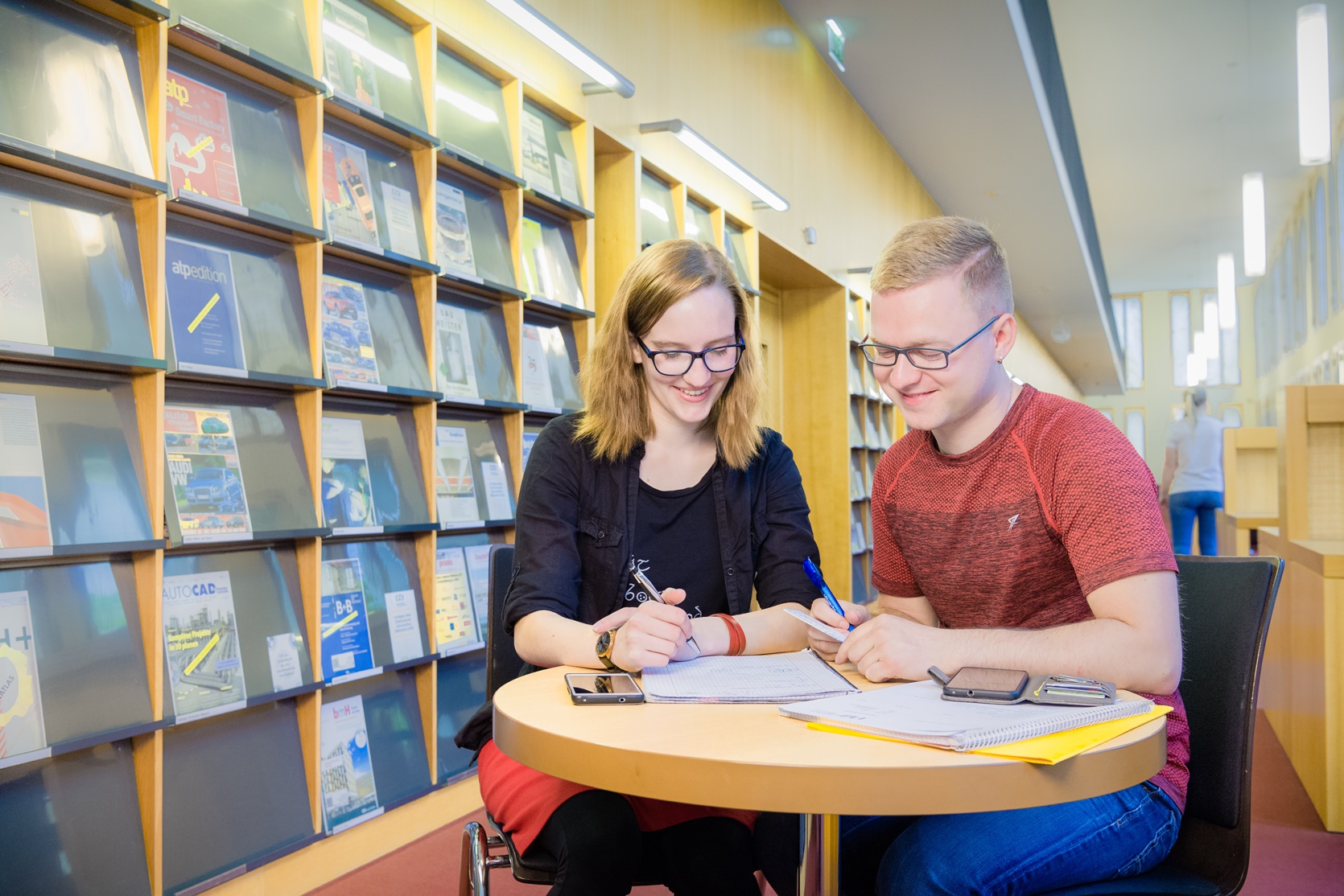 Zwei junge Menschen im Gespräch