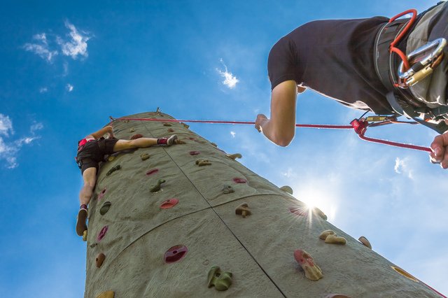 Student beim Klettern am Kletterturm