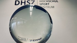 Glaskugel vor dem DHSZ Schriftzug