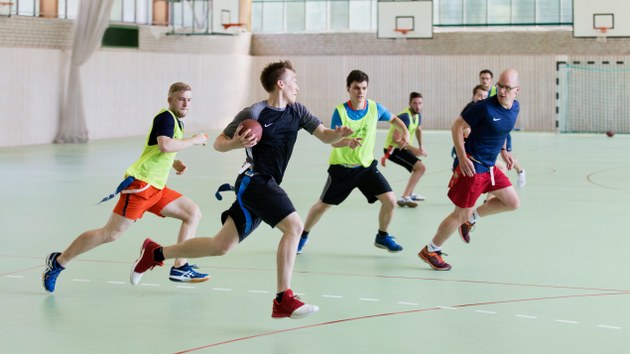 Studenten beim Hallenrugby