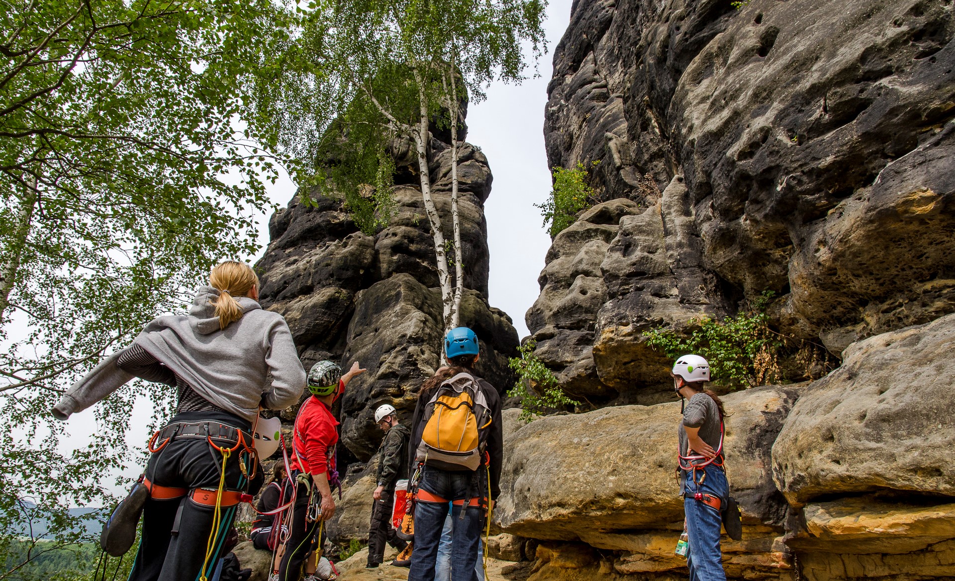 Menschen klettern am Felsen