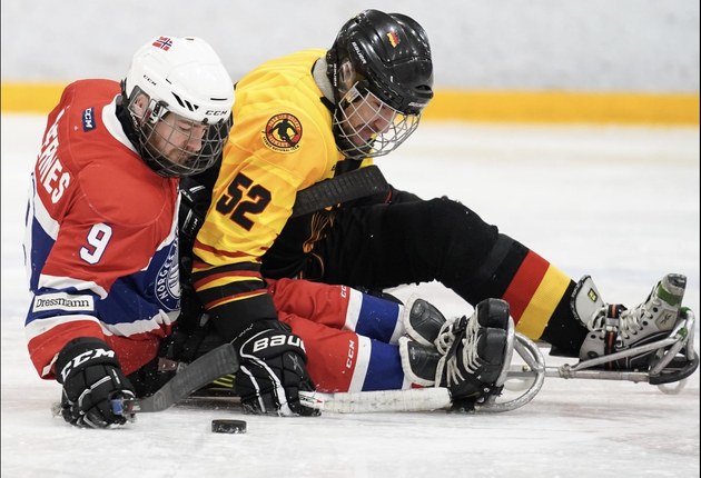 Para Eishockey auf dem Eis