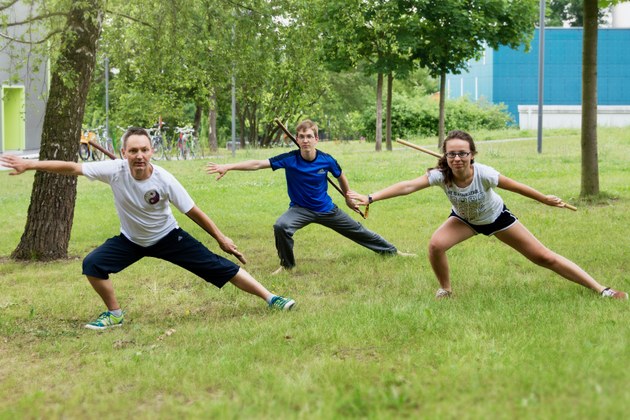 Studierende beim Sport im Gras