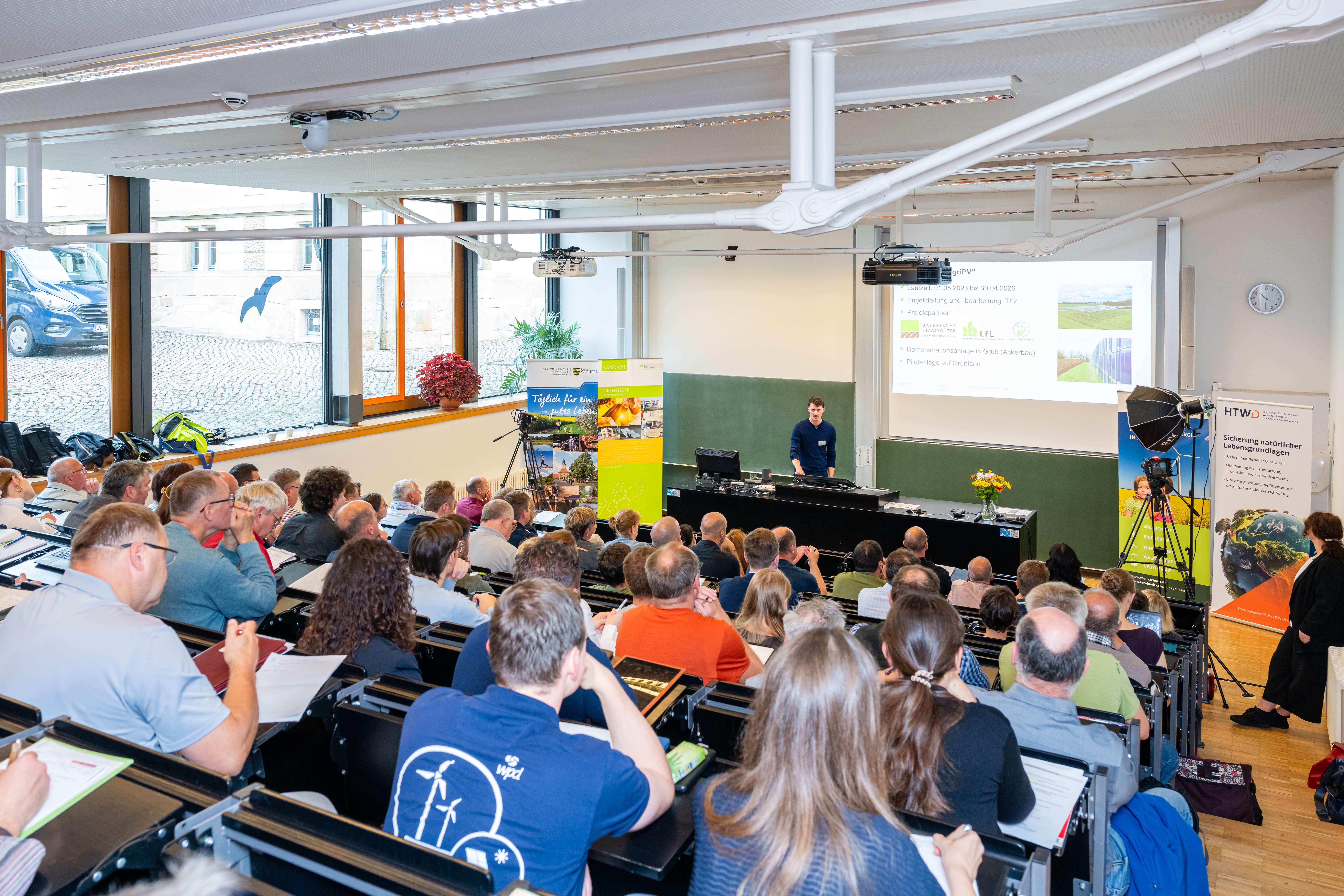 Blick in den vollen Hörsaal