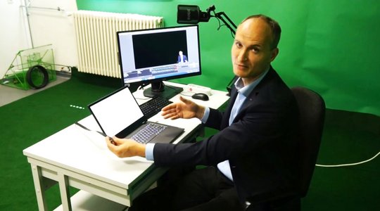 Videoraum der Fakultät Maschinenbau - Dozent:innen-Sitzplatz