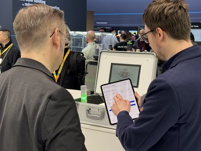 Eine Person erklärt etwas mit Hilfe eines Tablets.