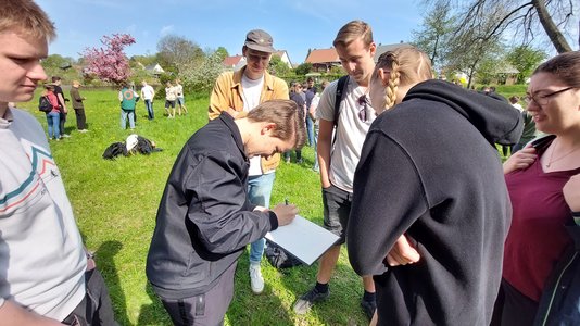Studierenden spielen Scharade