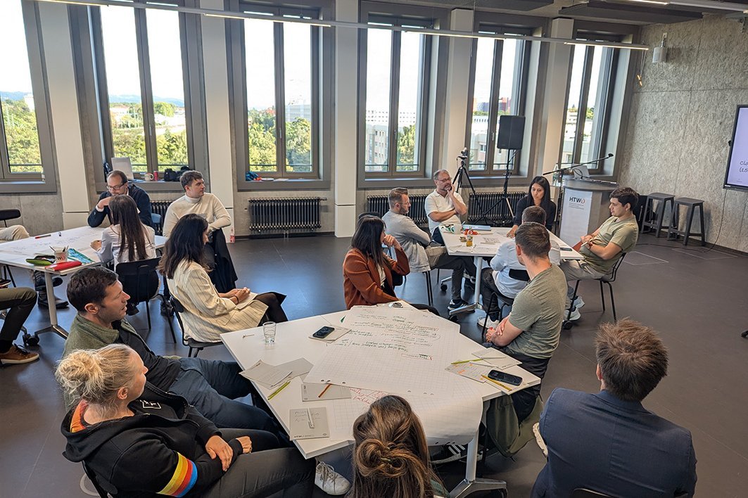 Menschengruppe sitz an einem Tisch