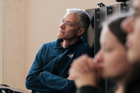 Dozent des Seminars Prof. Schmidt hört dem Vortrag gespannt zu.