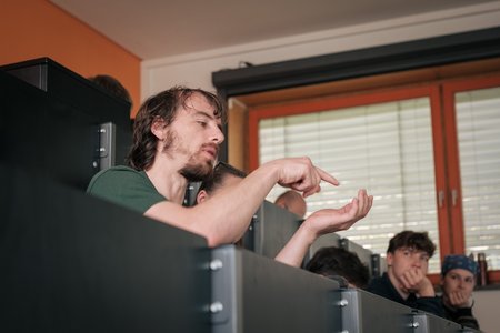 Ein Studierender stell eine Frage an Prof. Mothes