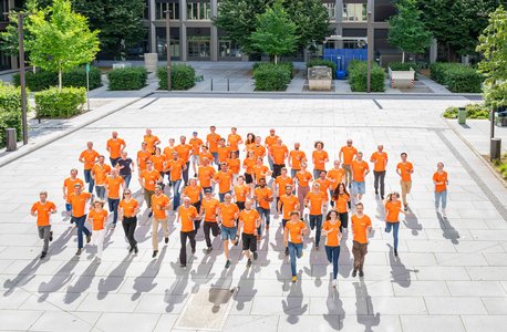 Menschen laufen in Sport-Tshirts