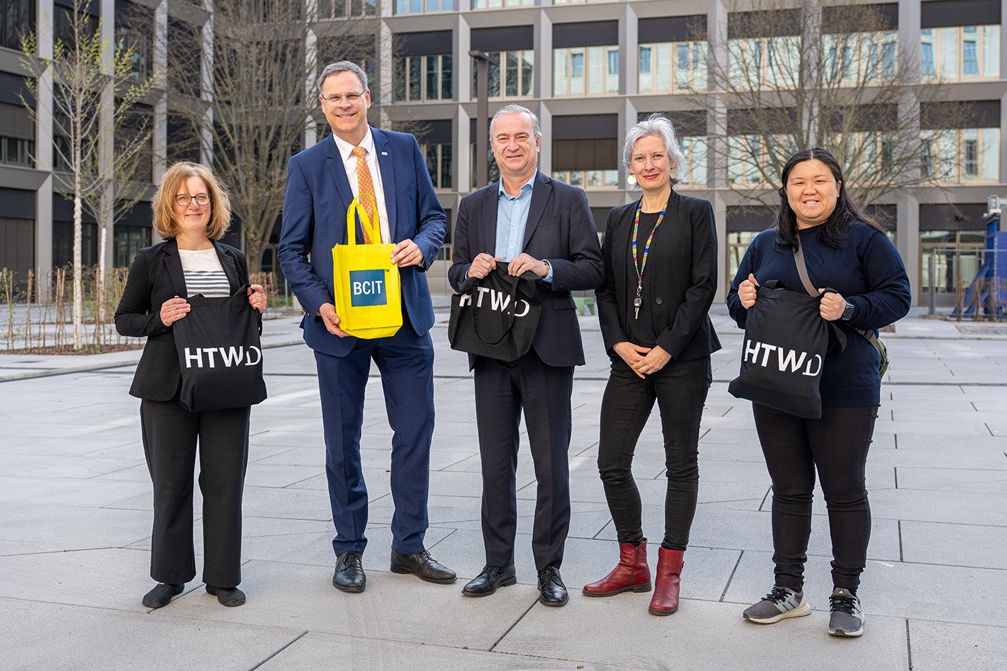 Dr. Andrea Frisque (Dean School of Energy), Prof. Ingo Gestring (Rector HTWD), Dr. Jeff Zabudsky (Präsident BCIT), Head of International Office) und Jeanie Chan (Interim Associate Dean Mechanical Engineering)