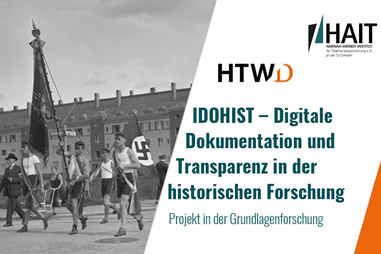 Ansicht eines Fotos aus der NS-Zeit mit Fahnenträgern, dazu Hinweis zu Projekt IDOHIST.