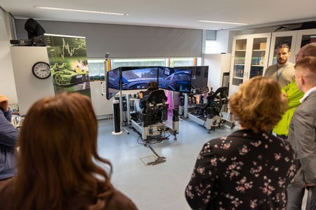 Person testet Fahrsimulator