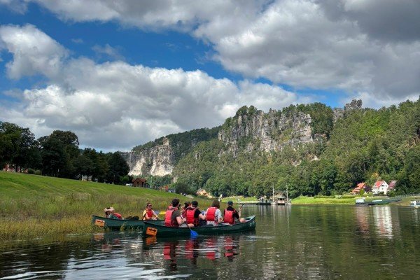 Menschen mit Schwimmwesten in Paddelbooten auf der Elbe