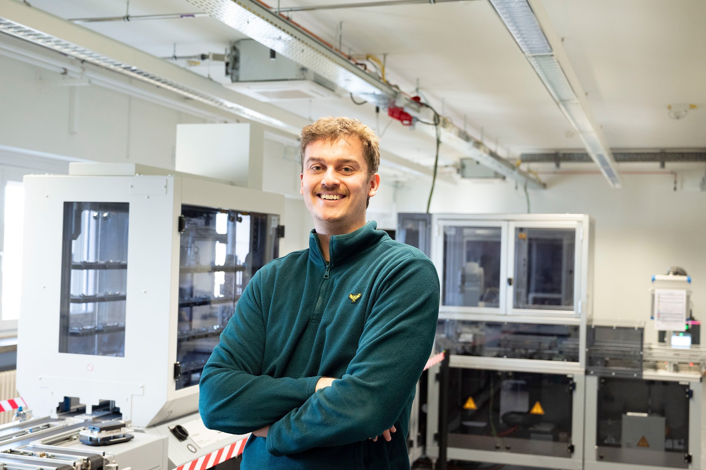 Hans Kittelmann steht in der Modellfabrik der Professur für Informationsmanagement