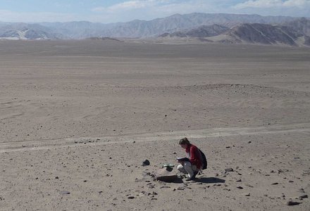 Vermessung von Passpunkten in der Pampa - hier ein markanter Stein in der Wüste - mittels GPS