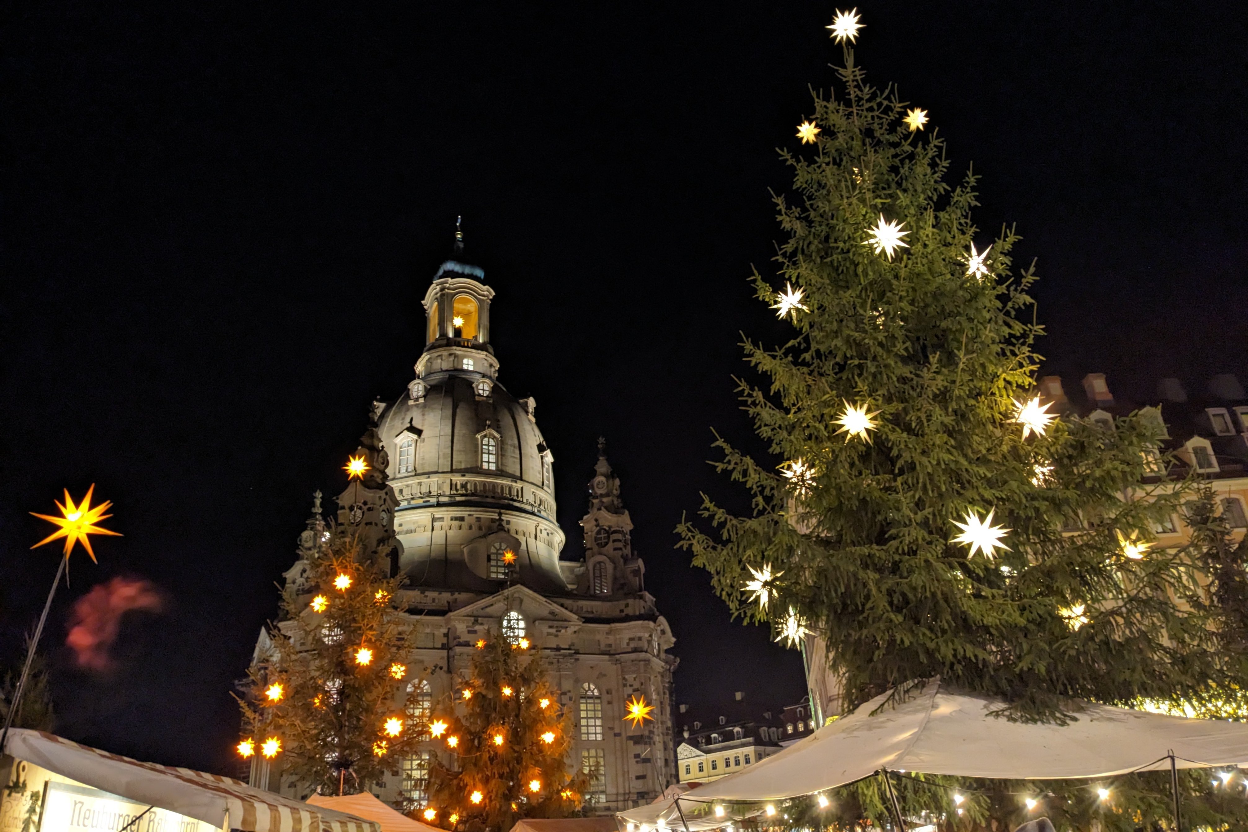 Blick vom Weihnachstmarkt zur Frauenkirche