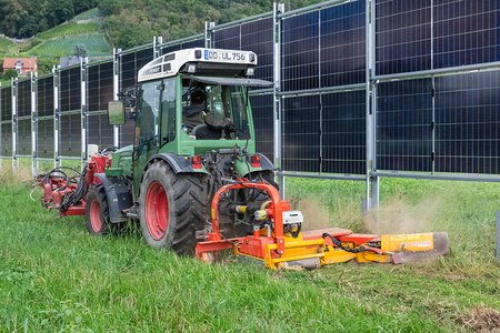 Traktor vor AgriPV-Anlage
