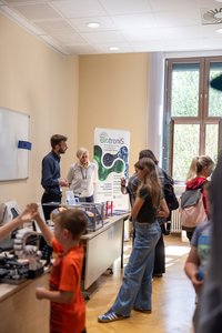 Menschen informieren sich am Biotronis Stand