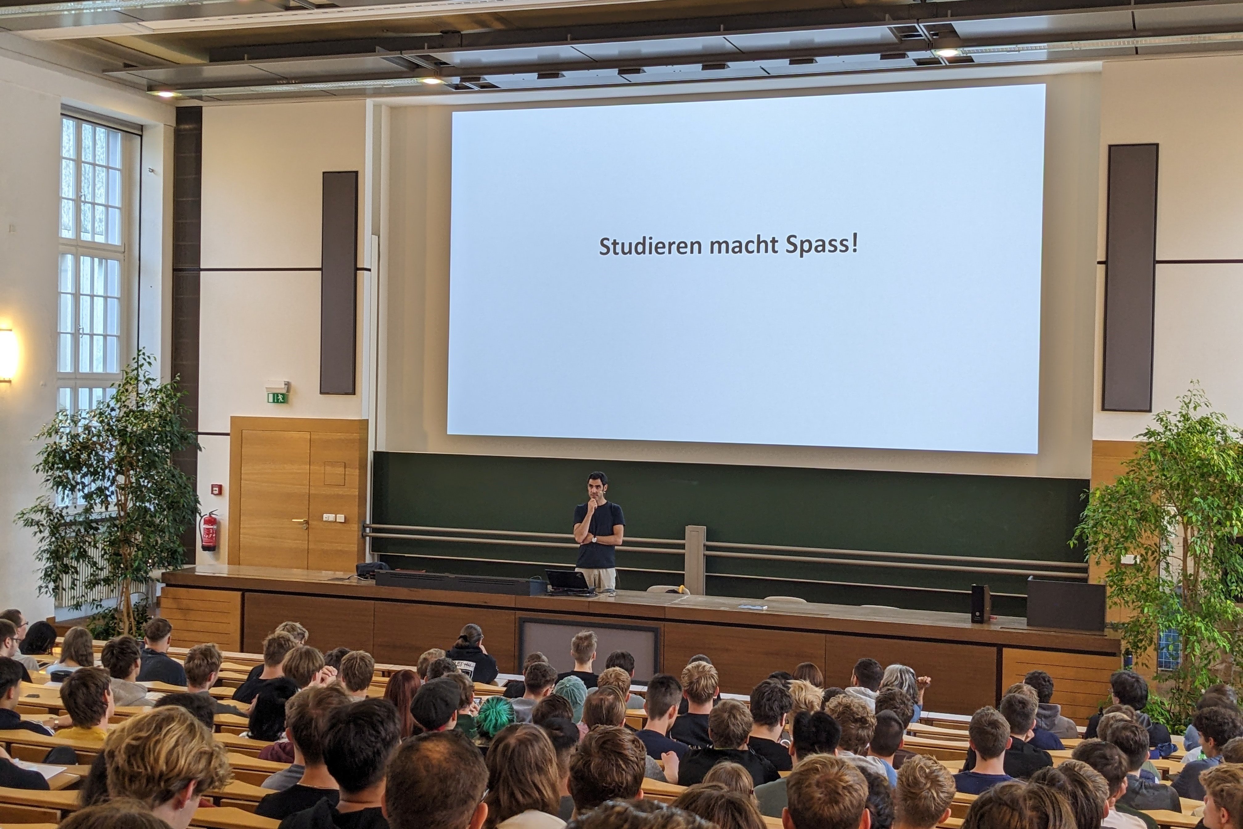 Studierende im Hörsaal bei der Präsentation von Prof. Neugebauer "Studieren macht Spass"-Folie"