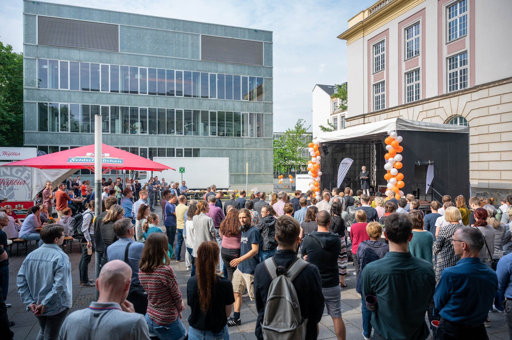 Bühne auf dem Campus der HTWD mit vielen Menschen davor